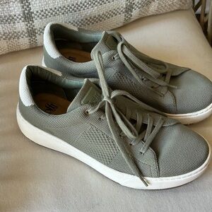 Sofft Womens Waylyn Sneakers light green/olive Casual Size 11